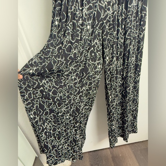 Elegant Black and White Patterned Jumpsuit - Picture 3 of 6